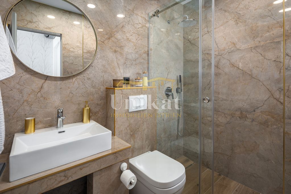 Nova moderna vila samo 400 metrov od morja